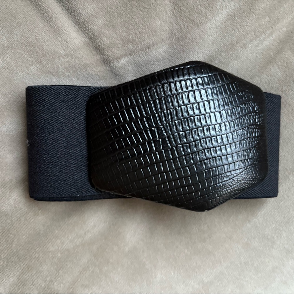 Crocodile and elastic belt.